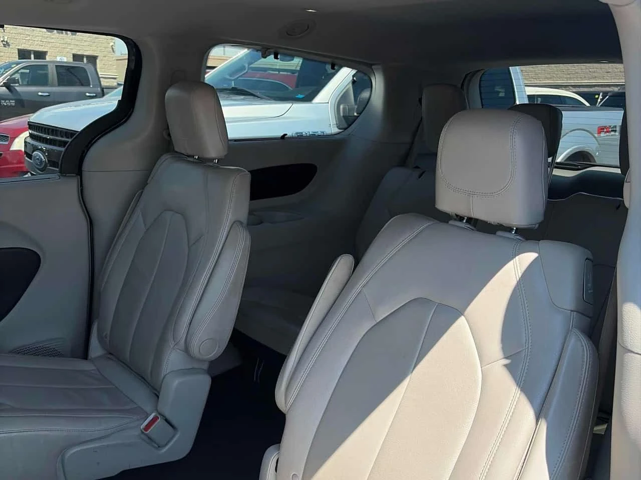 Chrysler Pacifica * Touring L * АВТОКРЕДИТ БЕЗ ПЪРВОНАЧАЛНА ВНОСКА* , снимка 10 - Автомобили и джипове - 55220911