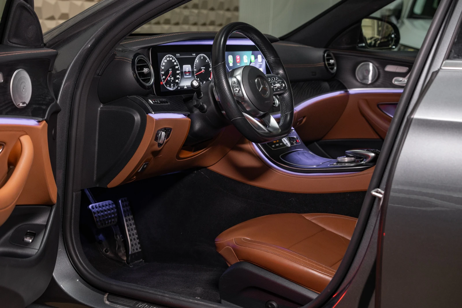 Mercedes-Benz E 400 4Matic| Airmatic| Distronic| Гаранция, снимка 11 - Автомобили и джипове - 56116607