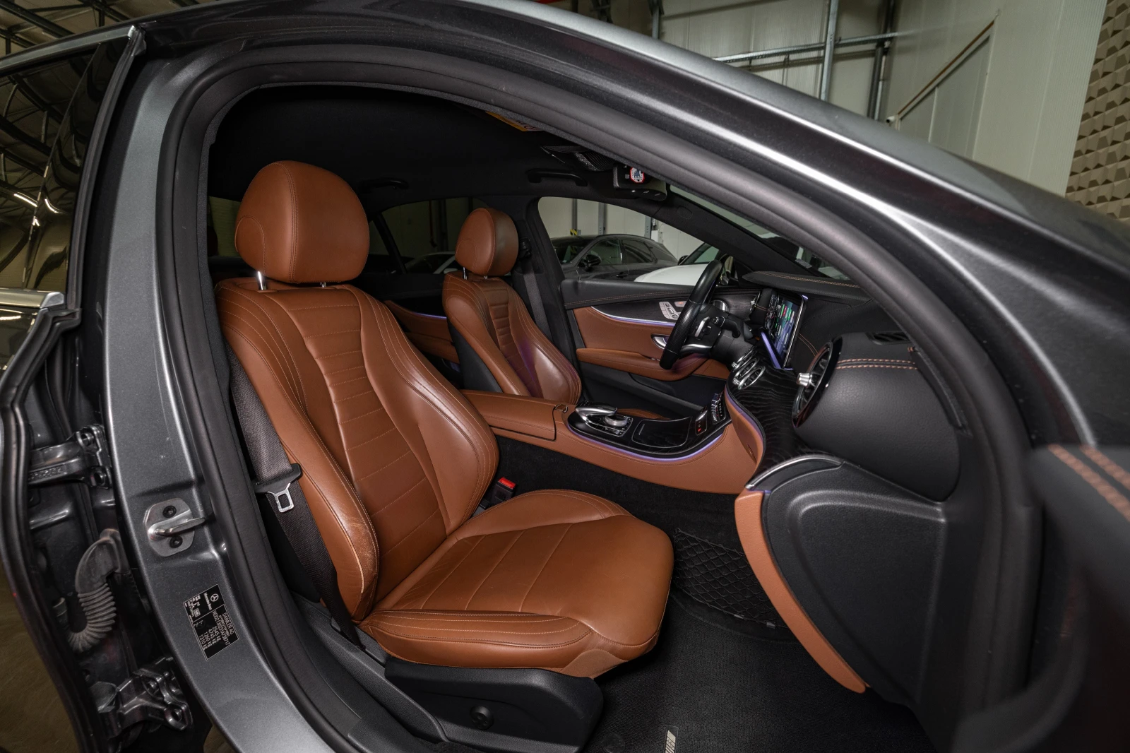 Mercedes-Benz E 400 4Matic| Airmatic| Distronic| Гаранция, снимка 5 - Автомобили и джипове - 56116607