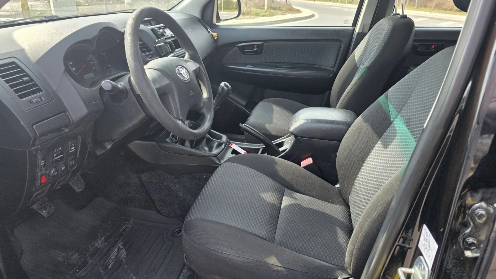 Toyota Hilux 2.5 D-4D 4X4 Климатик, снимка 11 - Автомобили и джипове - 53874023