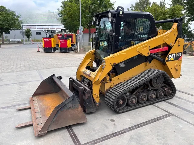 Мини челни товарачи Cat 257D - изображение 3