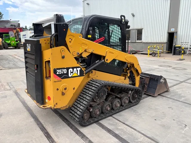 Мини челни товарачи Cat 257D - изображение 2