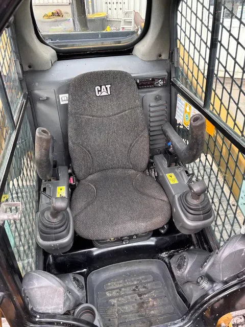 Мини челни товарачи Cat 257D - изображение 4