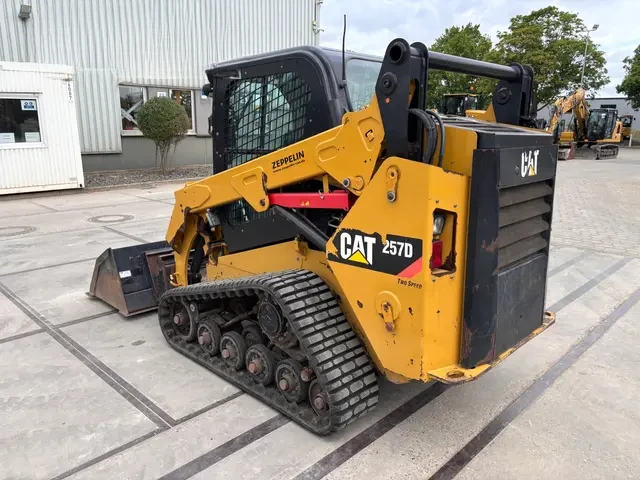 Мини челни товарачи Cat 257D - изображение 5