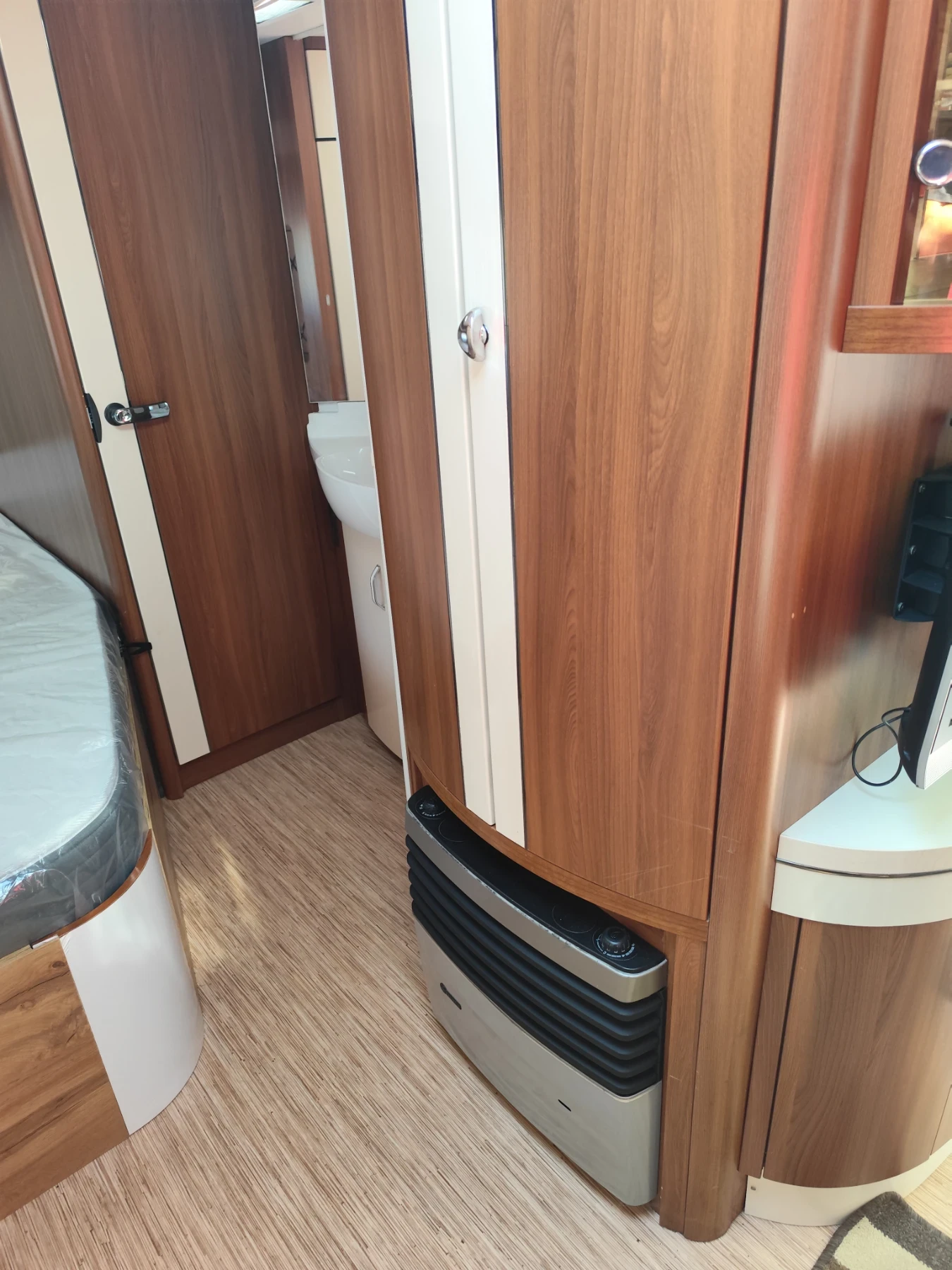 �������� Hobby Exelent | Mobile.bg � ����������� 12