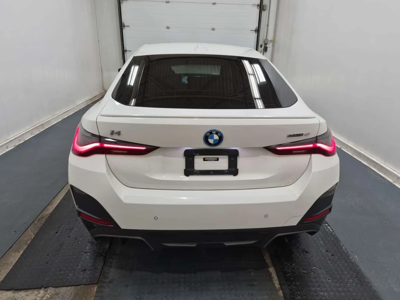 BMW i4 * EDRIVE40 * ГЛАВНО ПРЕДСТАВИТЕЛСТВО НА BMW, снимка 4 - Автомобили и джипове - 55611208