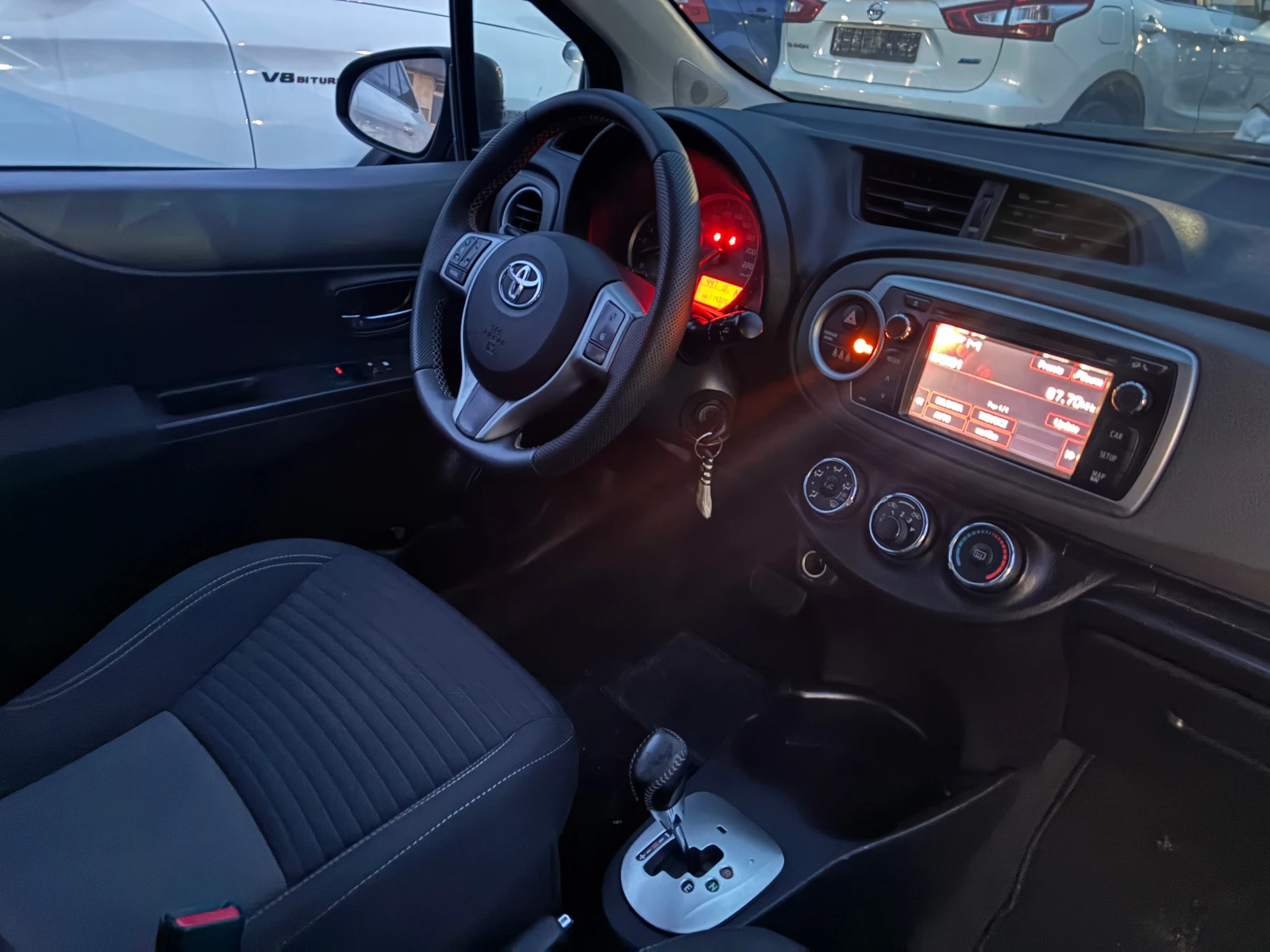 Toyota Yaris 1.4D4D/Automatik+ Navi+ Камера, снимка 8 - Автомобили и джипове - 53842431