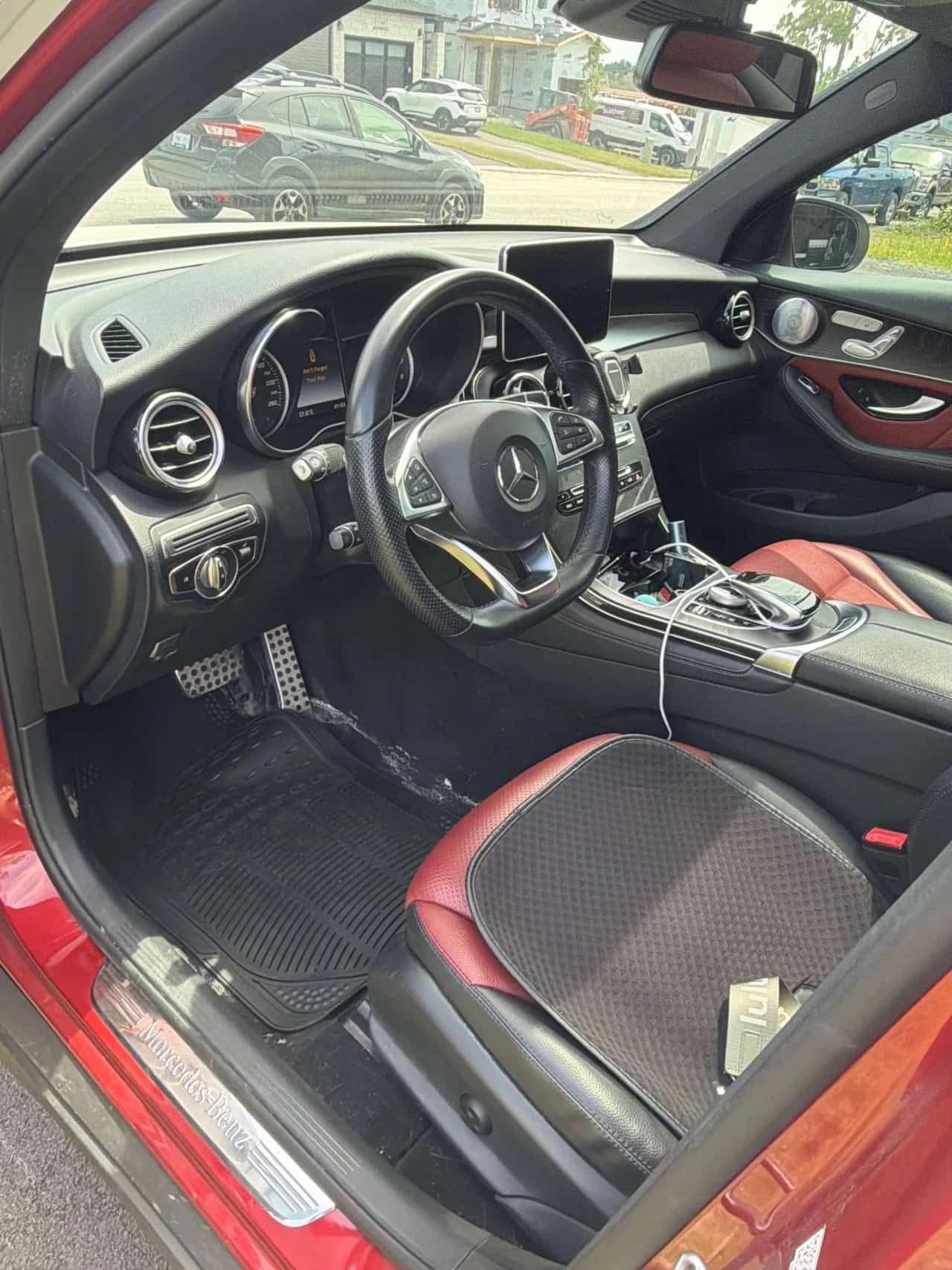 Mercedes-Benz GLC 300  * CARFAX * ОПЦИЯ ЗА ФИНАНСИРАНЕ, снимка 6 - Автомобили и джипове - 55051523