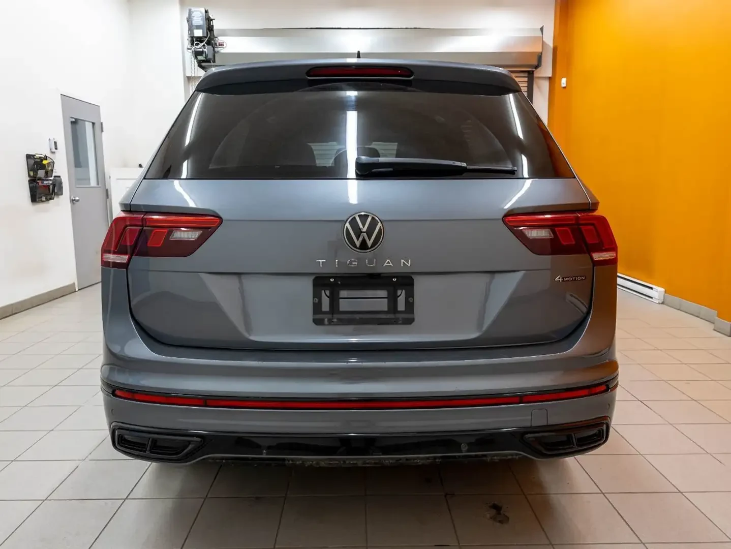 VW Tiguan R* LINE* BLACK* LINE* 360КАМЕРА* ПАНОРАМА* ПОДГРЕВ, снимка 6 - Автомобили и джипове - 55605539