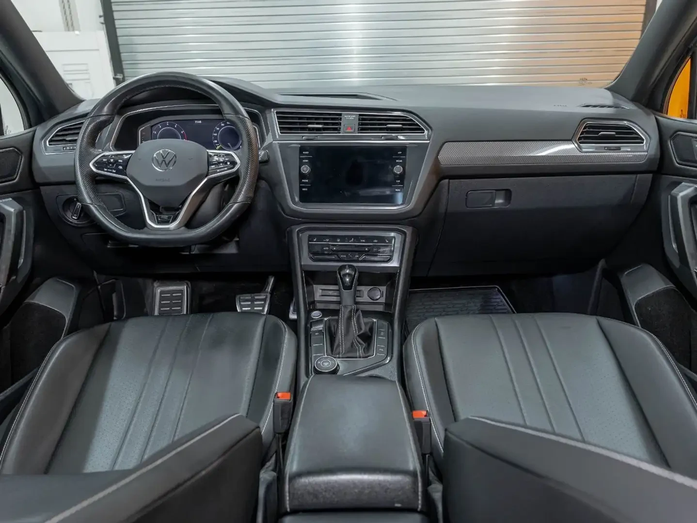VW Tiguan R* LINE* BLACK* LINE* 360КАМЕРА* ПАНОРАМА* ПОДГРЕВ, снимка 7 - Автомобили и джипове - 55605539