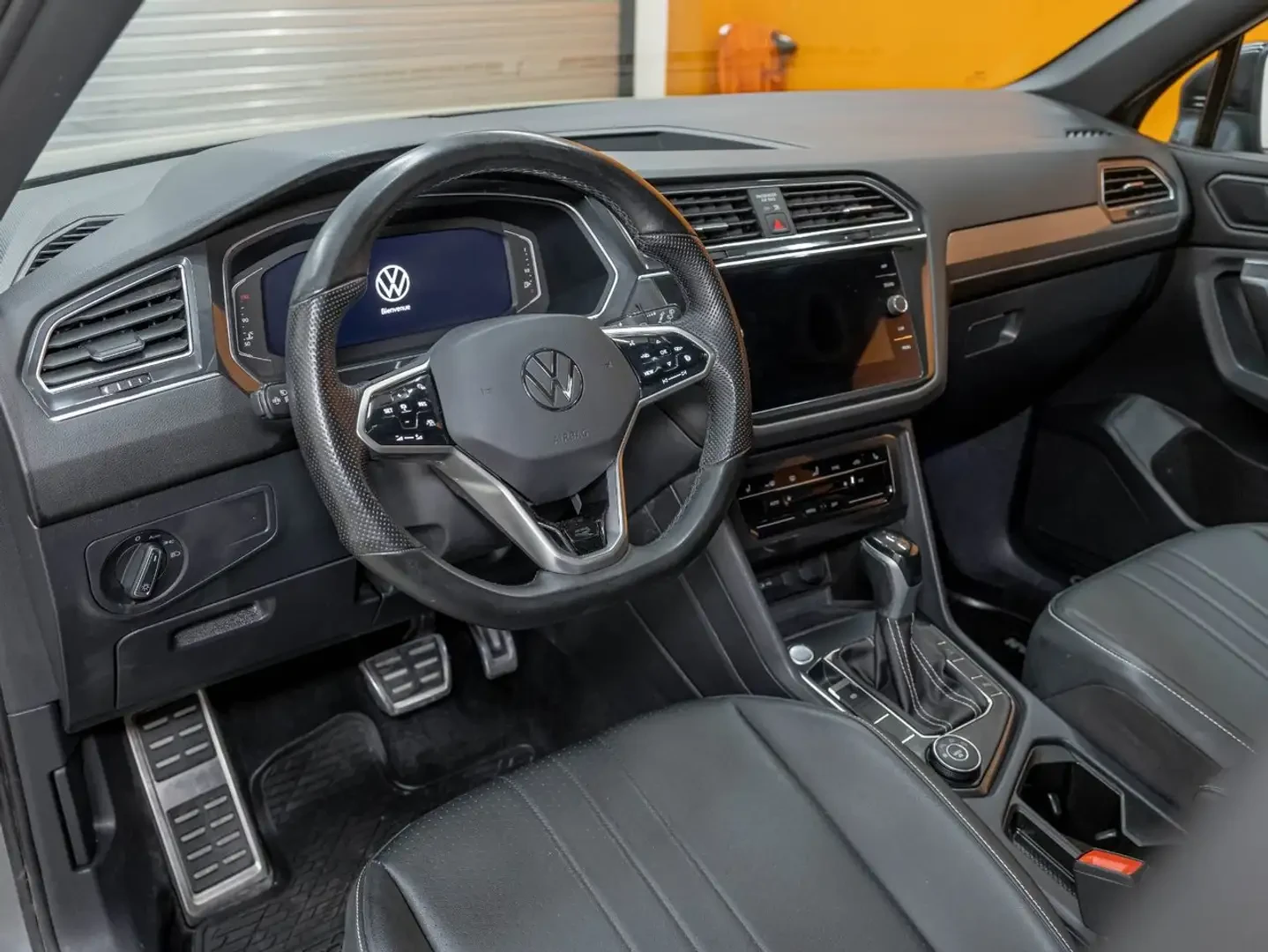 VW Tiguan R* LINE* BLACK* LINE* 360КАМЕРА* ПАНОРАМА* ПОДГРЕВ, снимка 8 - Автомобили и джипове - 55605539