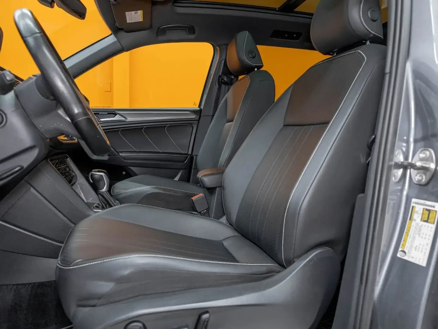 VW Tiguan R* LINE* BLACK* LINE* 360КАМЕРА* ПАНОРАМА* ПОДГРЕВ, снимка 13 - Автомобили и джипове - 55605539