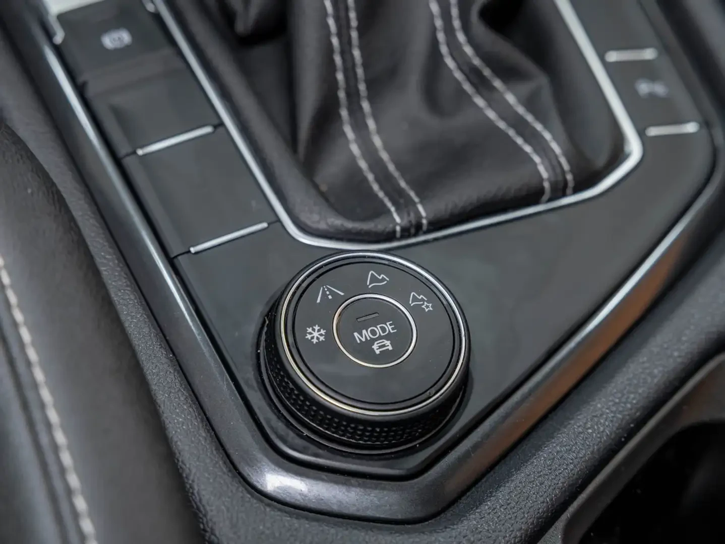 VW Tiguan R* LINE* BLACK* LINE* 360КАМЕРА* ПАНОРАМА* ПОДГРЕВ, снимка 12 - Автомобили и джипове - 55605539