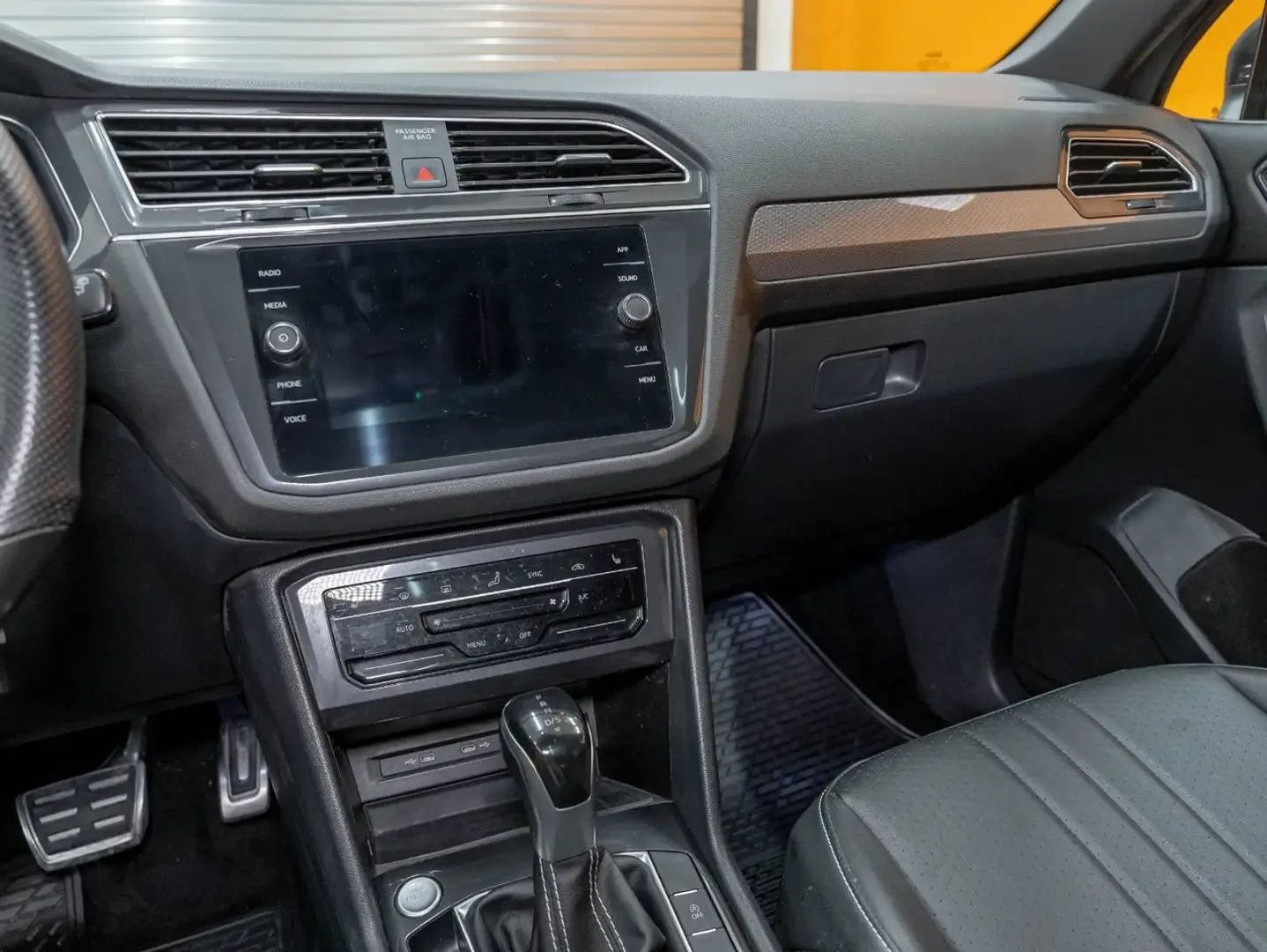 VW Tiguan R* LINE* BLACK* LINE* 360КАМЕРА* ПАНОРАМА* ПОДГРЕВ, снимка 10 - Автомобили и джипове - 55605539