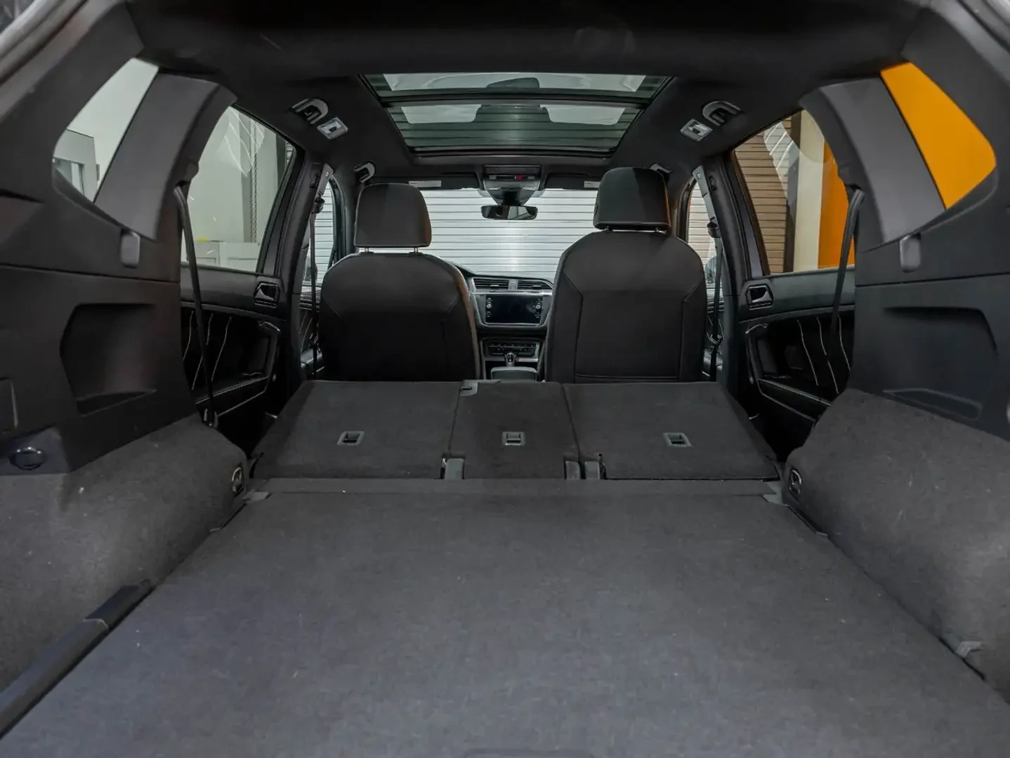 VW Tiguan R* LINE* BLACK* LINE* 360КАМЕРА* ПАНОРАМА* ПОДГРЕВ, снимка 17 - Автомобили и джипове - 55605539