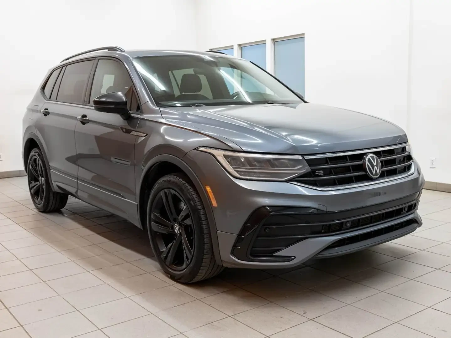 VW Tiguan R* LINE* BLACK* LINE* 360КАМЕРА* ПАНОРАМА* ПОДГРЕВ, снимка 3 - Автомобили и джипове - 55605539