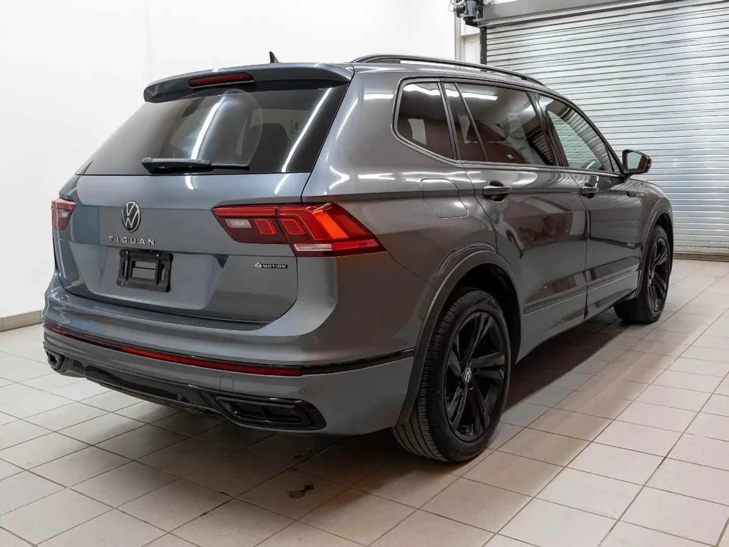 VW Tiguan R* LINE* BLACK* LINE* 360КАМЕРА* ПАНОРАМА* ПОДГРЕВ, снимка 2 - Автомобили и джипове - 55605539