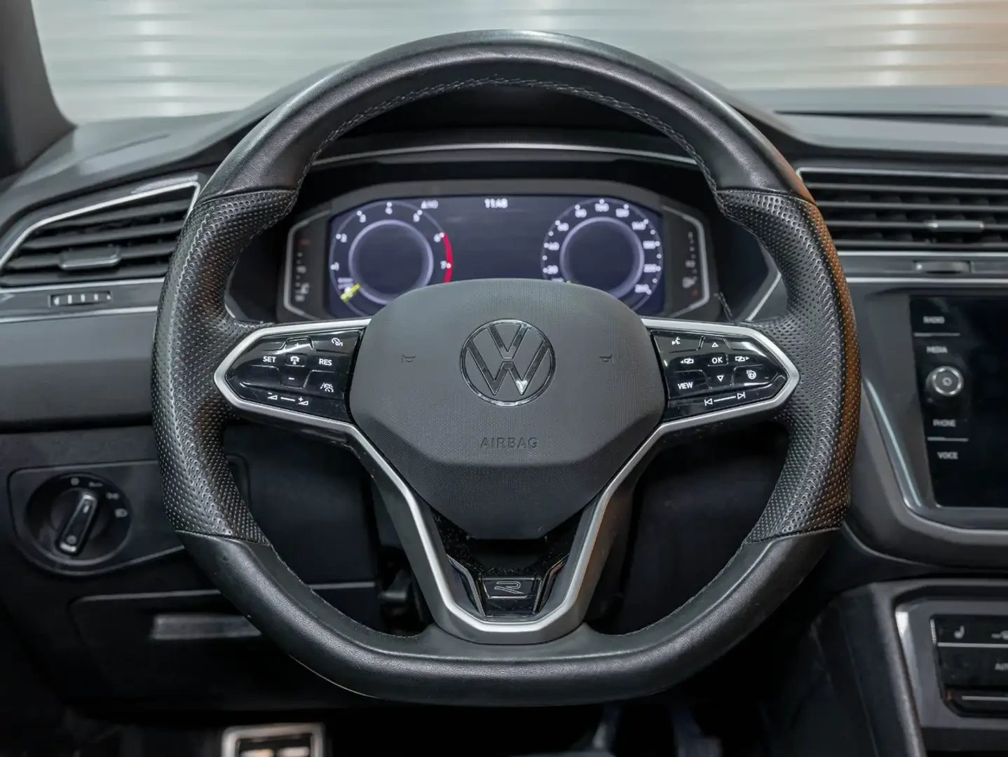 VW Tiguan R* LINE* BLACK* LINE* 360КАМЕРА* ПАНОРАМА* ПОДГРЕВ, снимка 9 - Автомобили и джипове - 55605539