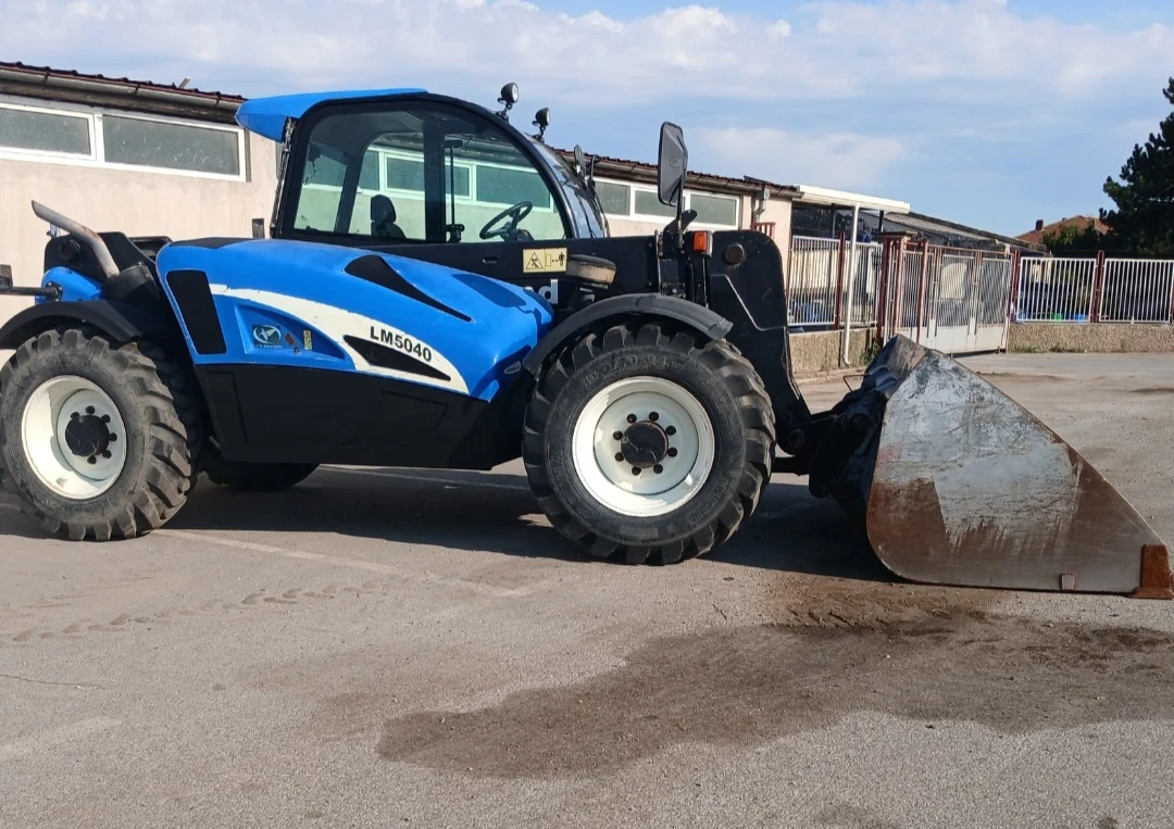 Телескопичен товарач New Holland LM5040 - изображение 3