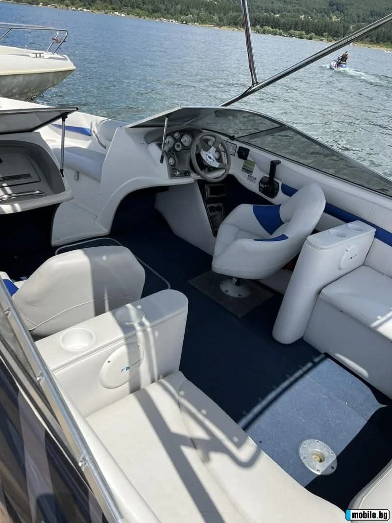 Моторна яхта Larson Larson, снимка 5 - Воден транспорт - 53747473