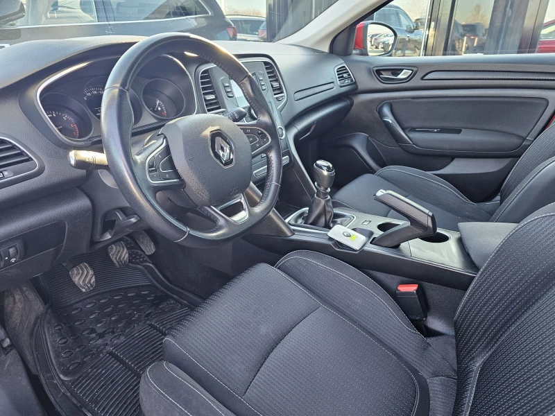 Renault Megane Hatch TCe 1.3, снимка 11 - Автомобили и джипове - 48111573