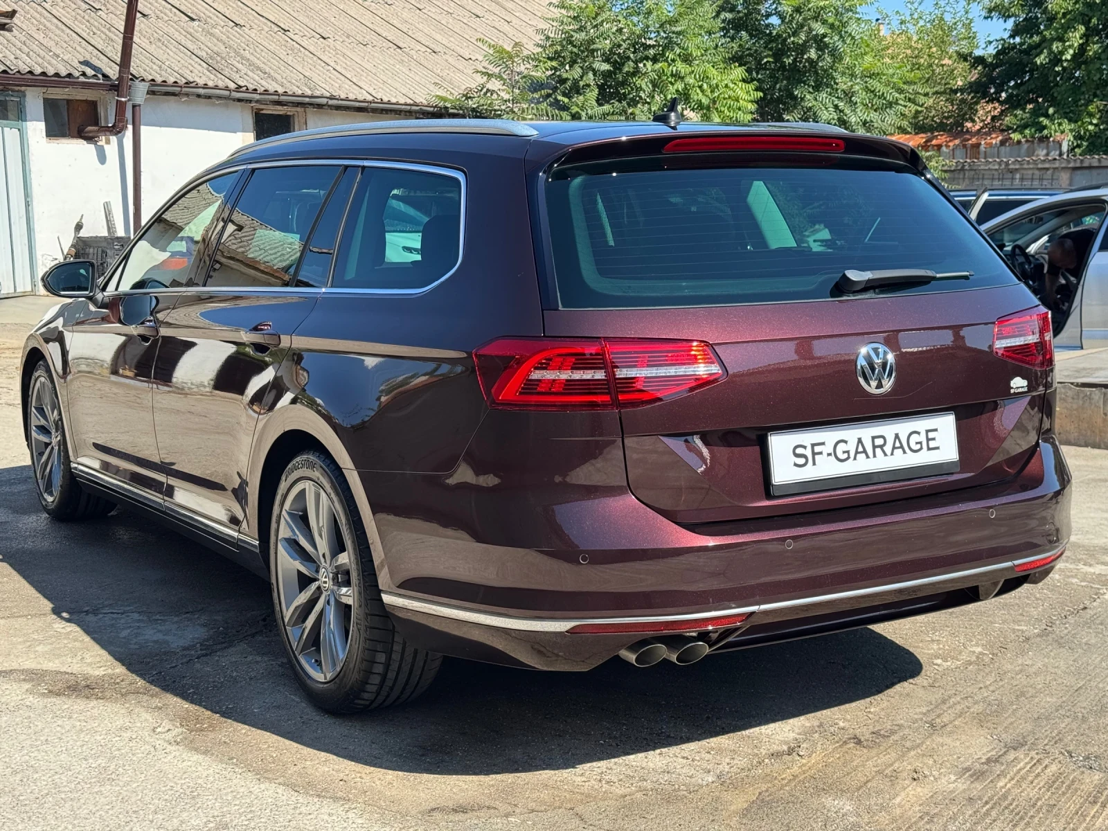VW Passat * Executive* DSG* 360* Massage* , снимка 2 - Автомобили и джипове - 55229379