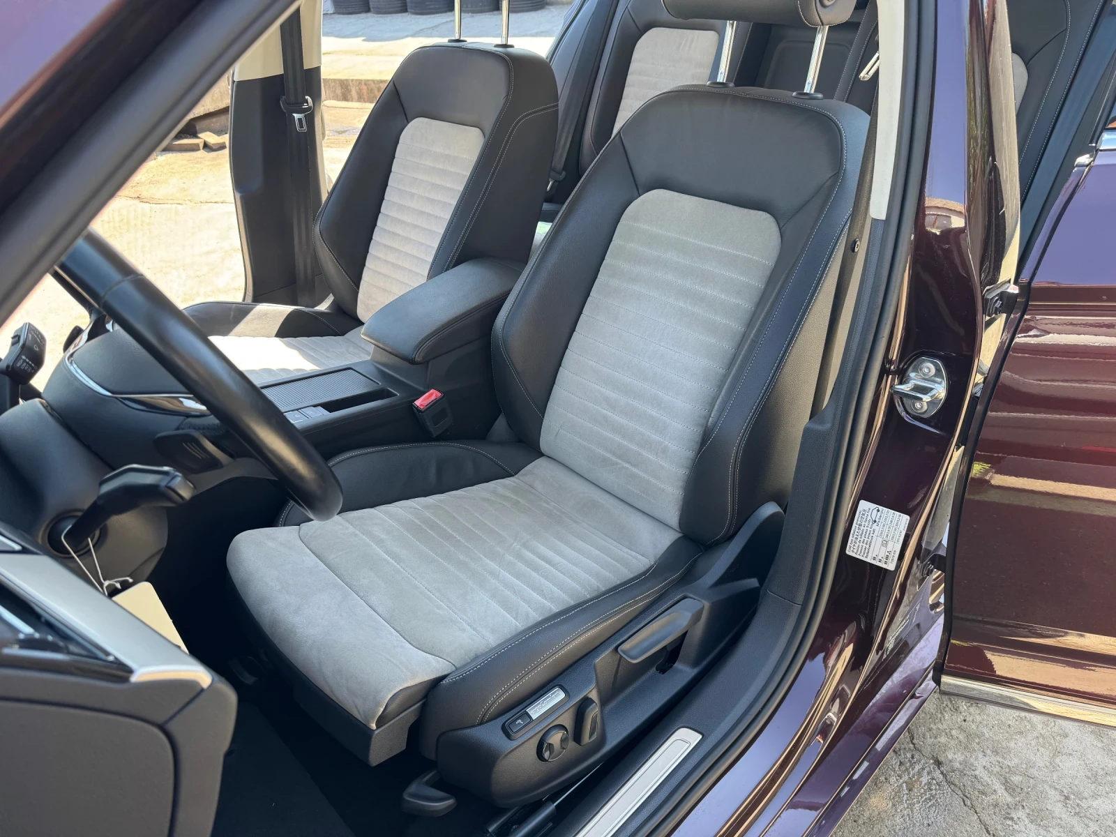 VW Passat * Executive* DSG* 360* Massage* , снимка 7 - Автомобили и джипове - 55229379