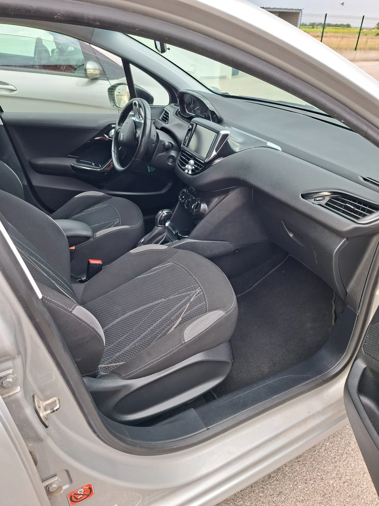 Peugeot 208, снимка 13 - Автомобили и джипове - 55875809