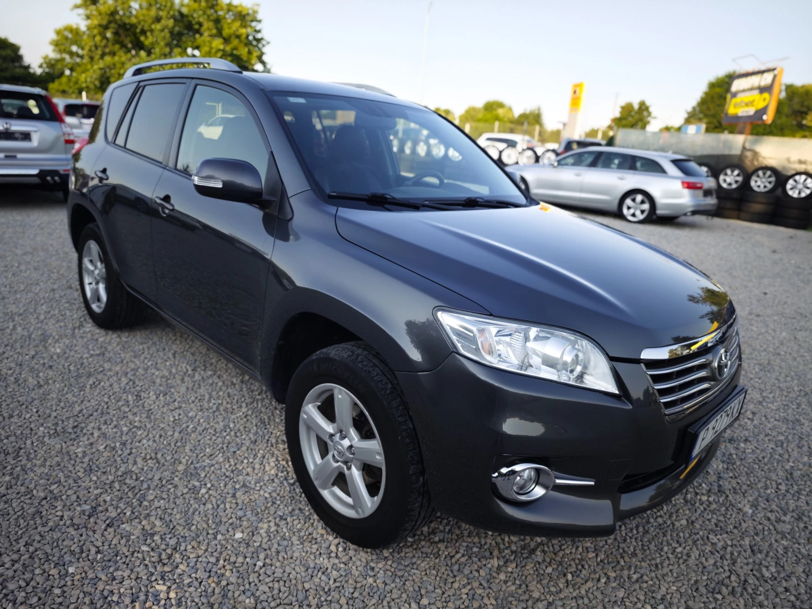 Toyota Rav4 ПОДАРЪК ЗИМНИ ГУМИ/ВС ПЛАТЕНО/ОБСЛУЖ/НОВ СЪЕДИНИТЕ - изображение 6