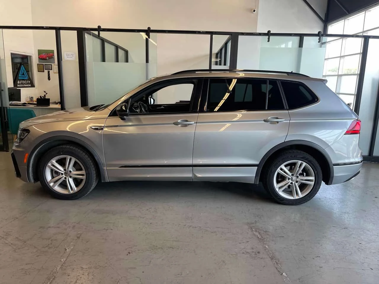 VW Tiguan * Highline * CARFAX * ОПЦИЯ ЗА ФИНАНСИРАНЕ, снимка 2 - Автомобили и джипове - 55668167