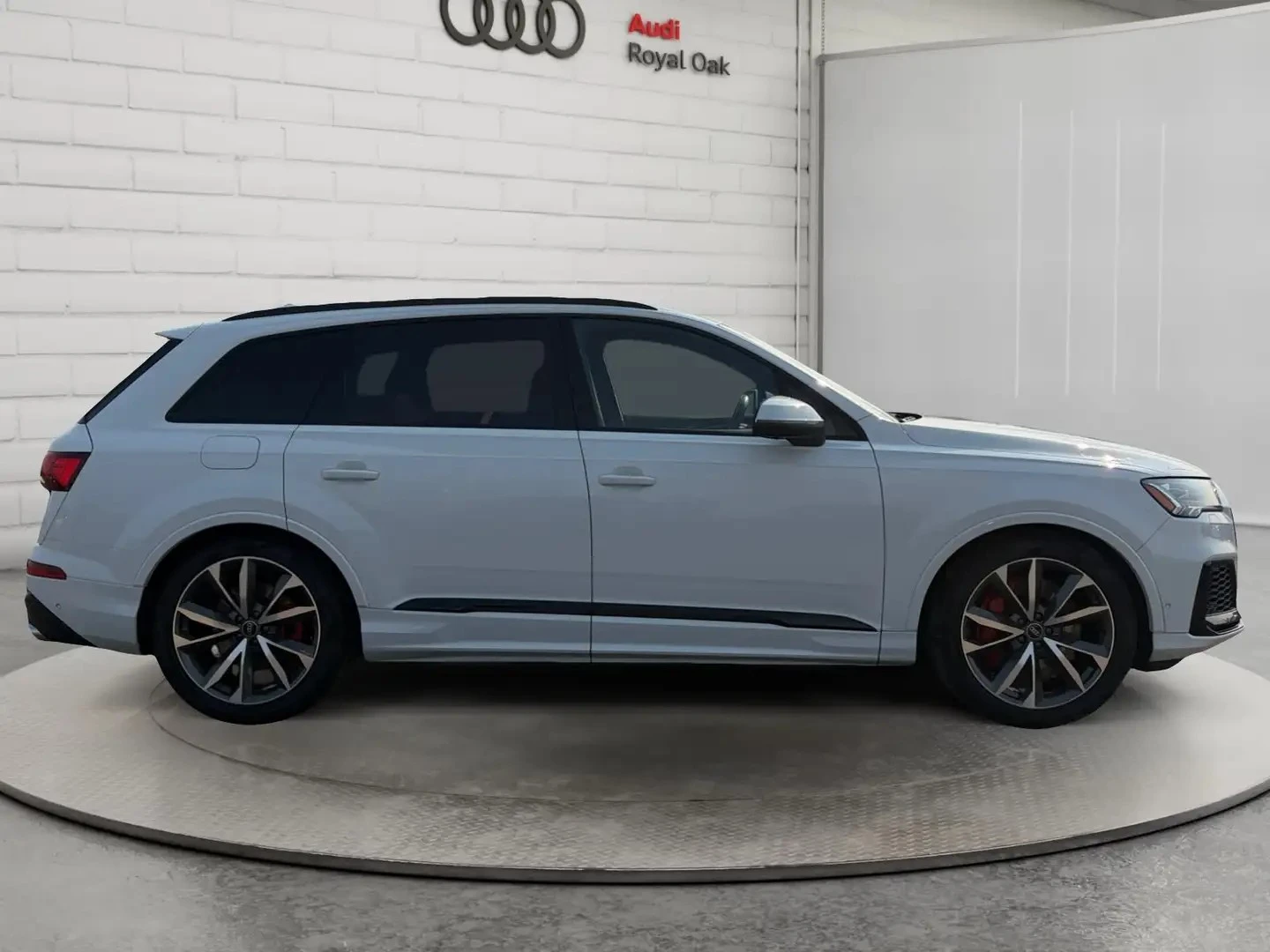 Audi SQ7 BLK OPTIC* 360* DIS* ОБДУХ* B&O* HUD* КРАЙНА ЦЕНА, снимка 4 - Автомобили и джипове - 56239160