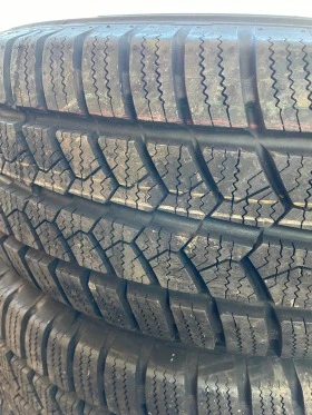 Гуми Зимни 225/70R15, снимка 2 - Гуми и джанти - 39608387