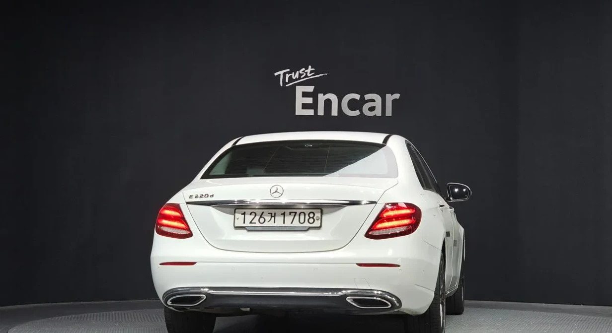 Mercedes-Benz E 220 D * AMG LINE * BURMESTER * ШИБЕДАХ * HEAD UP * , снимка 4 - Автомобили и джипове - 55408445