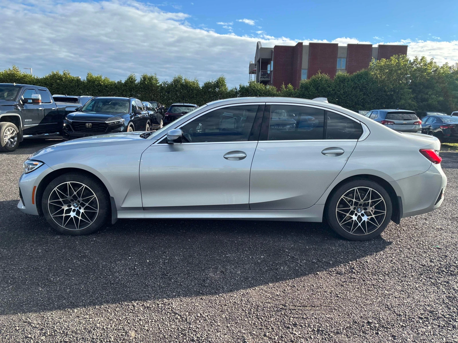 BMW 330 i xDrive | CARFAX | АВТОКРЕДИТ БЕЗ ПЪРВОНАЧАЛНА , снимка 3 - Автомобили и джипове - 55872397