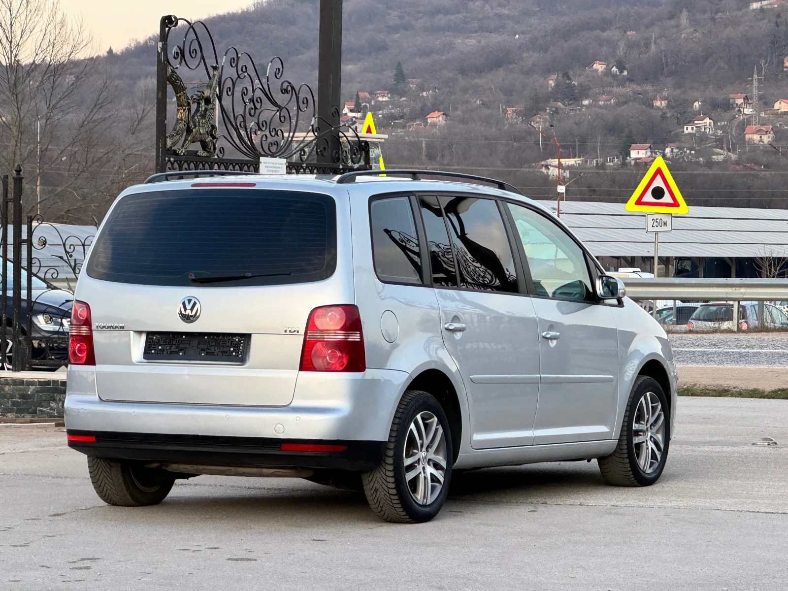 VW Tiguan 1.9TDI 6+ 1 ИТАЛИЯ АВТОМАТ, снимка 4 - Автомобили и джипове - 53788872