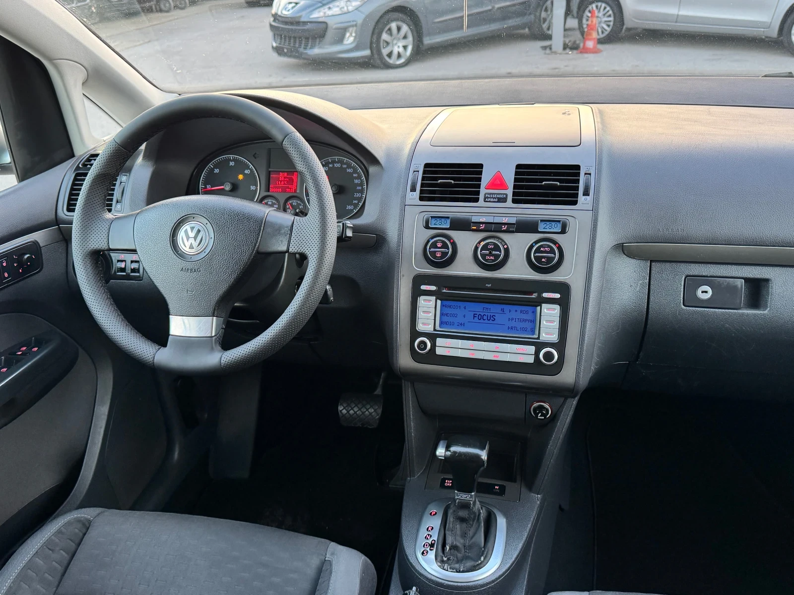 VW Tiguan 1.9TDI 6+ 1 ИТАЛИЯ АВТОМАТ, снимка 13 - Автомобили и джипове - 53788872