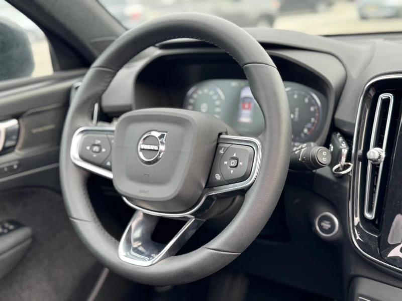 Volvo XC40 * 22 ХИЛЯДИ* 4X4* NAVI* ПАНОРАМА* КОЖА* КАМЕРА* Т5, снимка 13 - Автомобили и джипове - 39646201