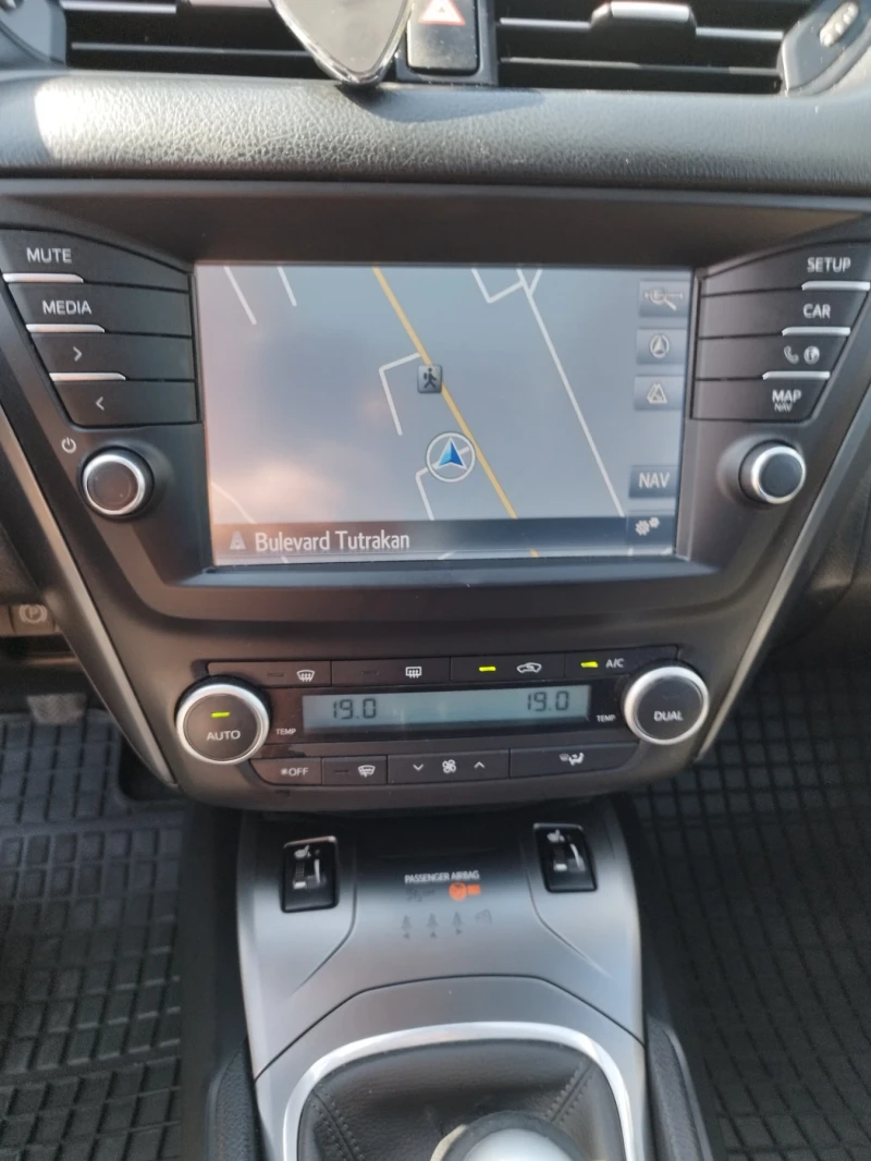 Toyota Avensis 1.8i LPG, NAVY, KEYLESS , снимка 10 - Автомобили и джипове - 52335015