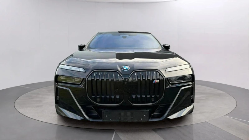 BMW i7 M70/xDrive/THEATRE SCREEN/B&W/SKY LOUNGE/EXECUTIVE, снимка 2 - Автомобили и джипове - 53335585