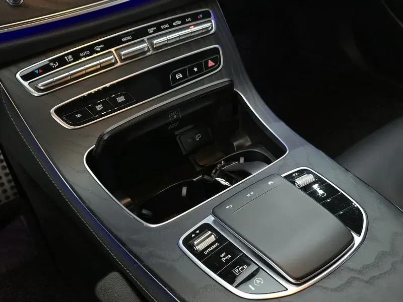 Mercedes-Benz E 220 D 4Matic Amg Line, снимка 17 - Автомобили и джипове - 55690018