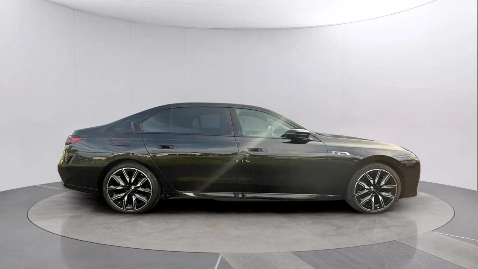 BMW i7 M70/xDrive/THEATRE SCREEN/B&W/SKY LOUNGE/EXECUTIVE - изображение 6