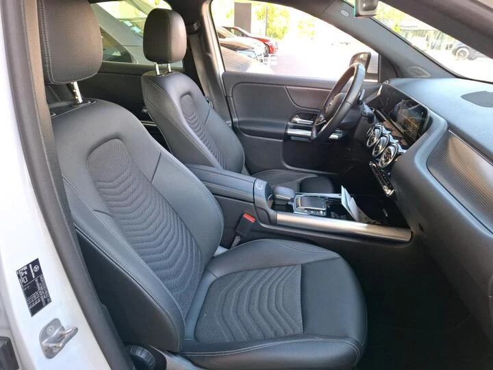 Mercedes-Benz EQA 250+ 67 kWh Кожа/ Амбиентно/ Виртуал, снимка 7 - Автомобили и джипове - 55645736