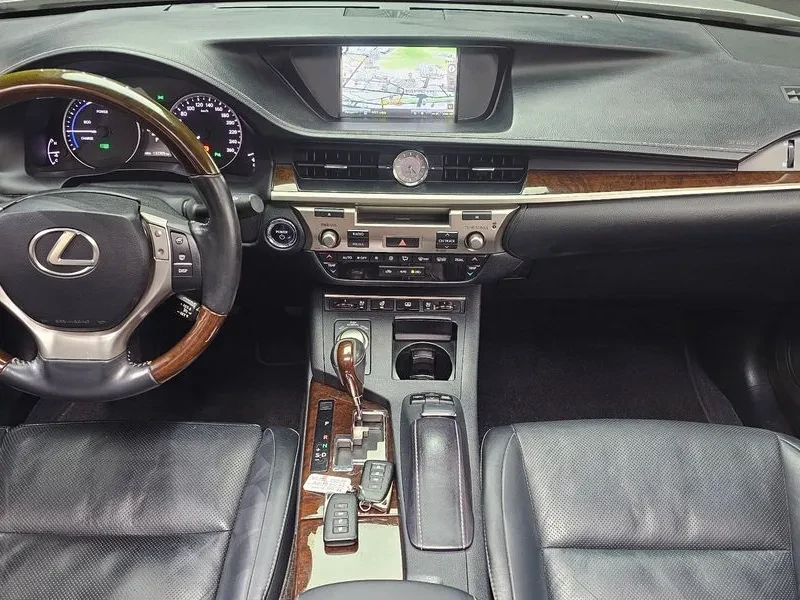 Lexus ES 300 Supreme XV60 Хибрид, снимка 3 - Автомобили и джипове - 55523689