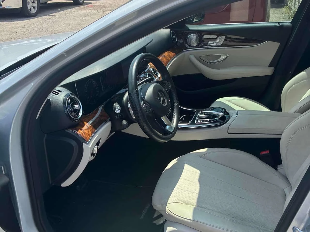 Mercedes-Benz E 300 * CARFAX * BURMESTER * ПАНОРАМА * ПОДГРЕВИ, снимка 5 - Автомобили и джипове - 55257793