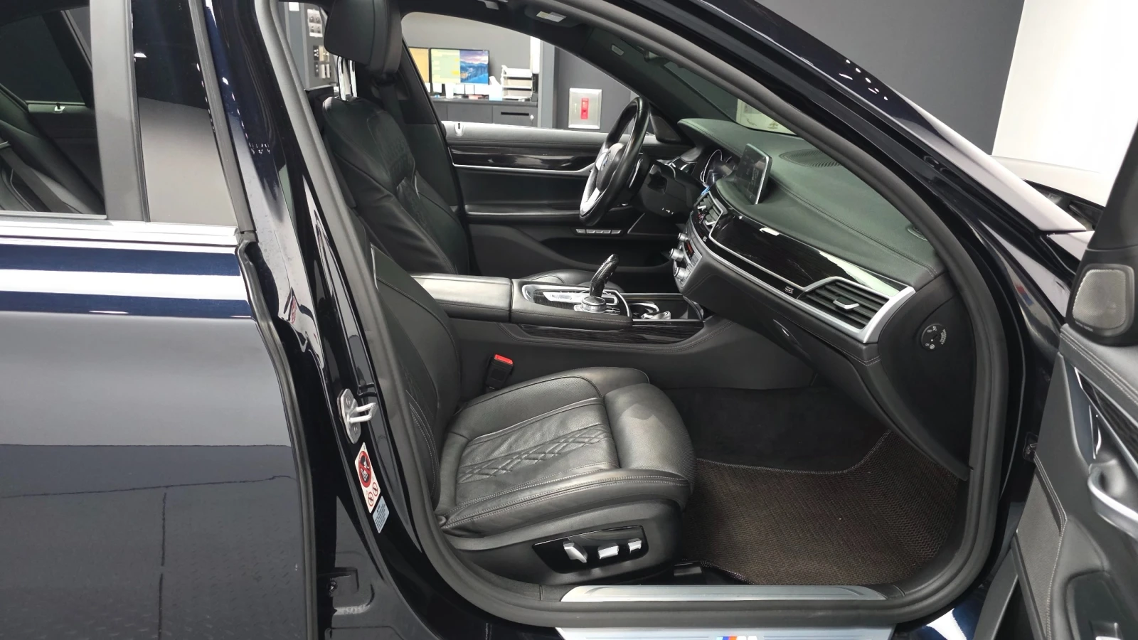 BMW 740 XDRIVE/ОБДУХВАНЕ/ПАНОРАМА/360, снимка 12 - Автомобили и джипове - 55447822