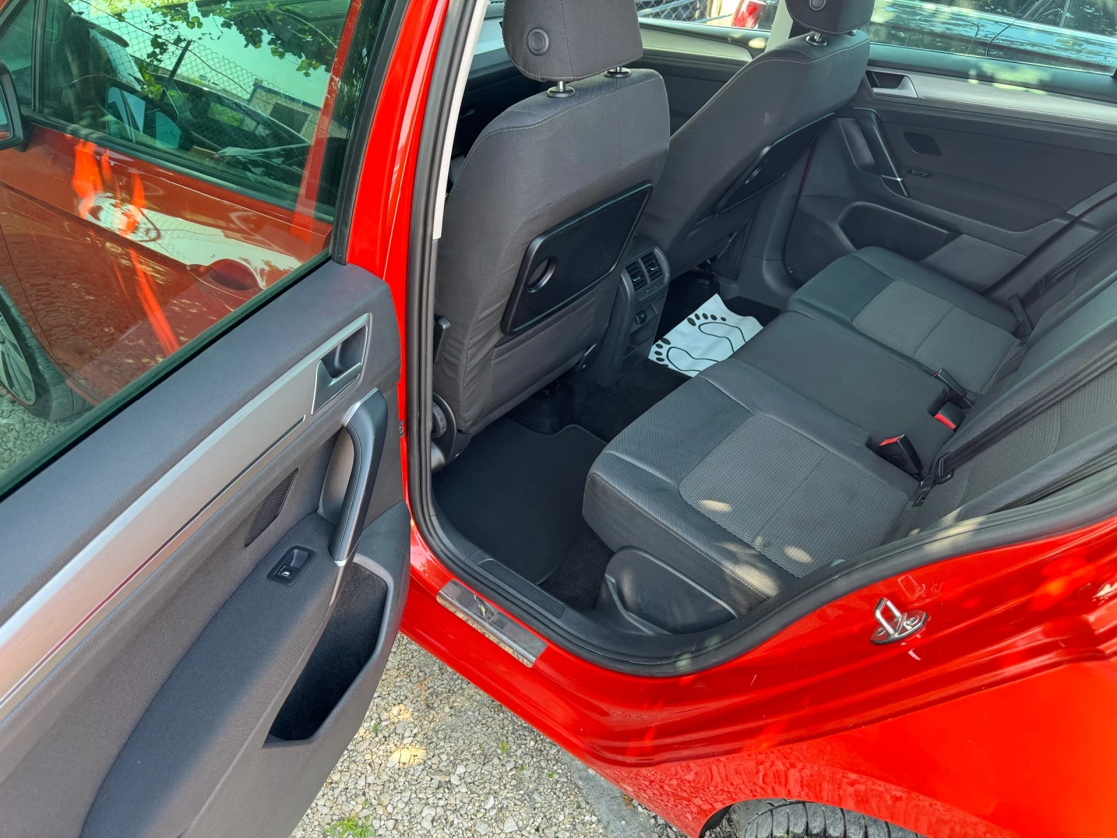 VW Sportsvan 2.0 TDI LIFE, снимка 11 - Автомобили и джипове - 55874015