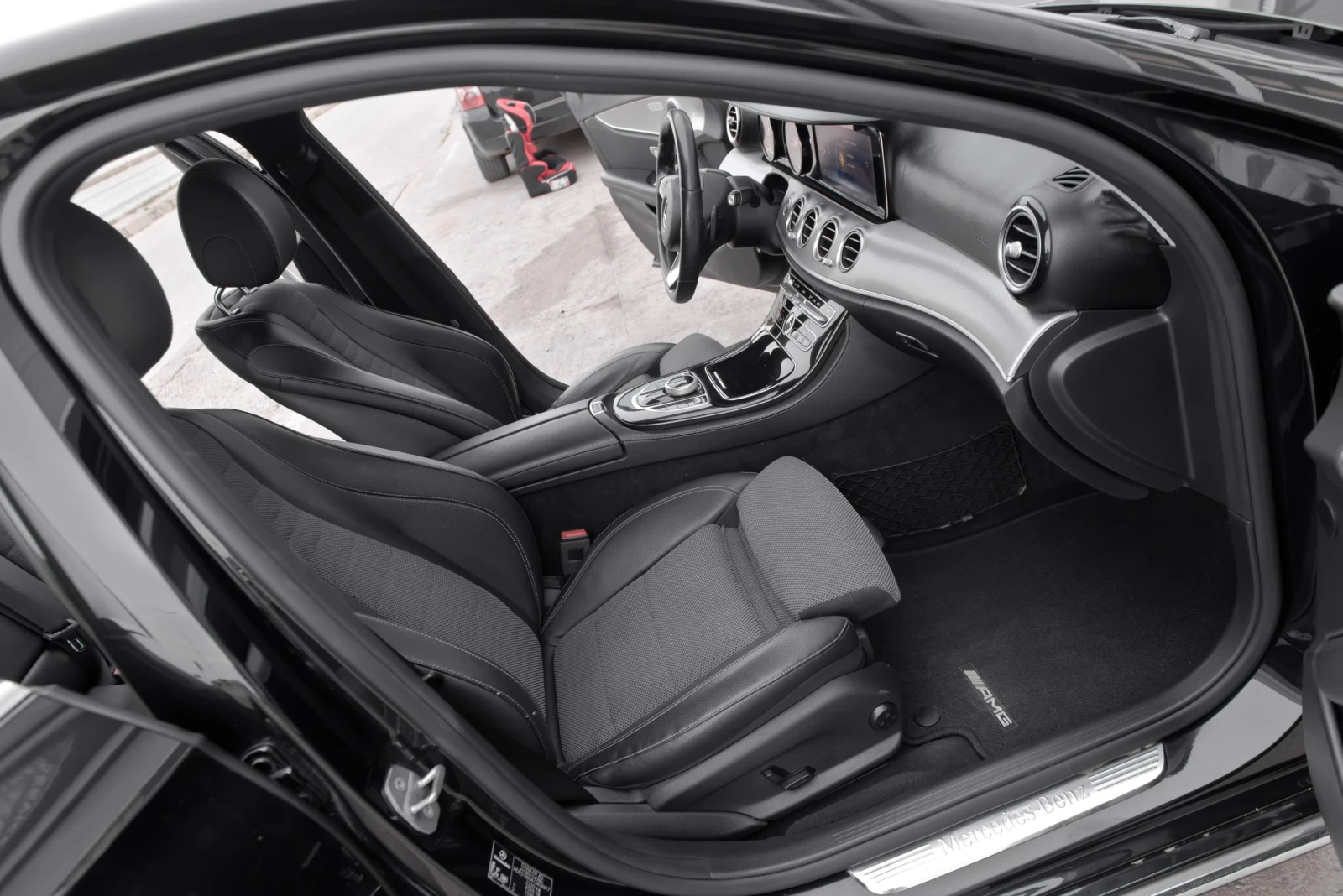Mercedes-Benz E 220 D* AMG PACK* , снимка 11 - Автомобили и джипове - 56166419