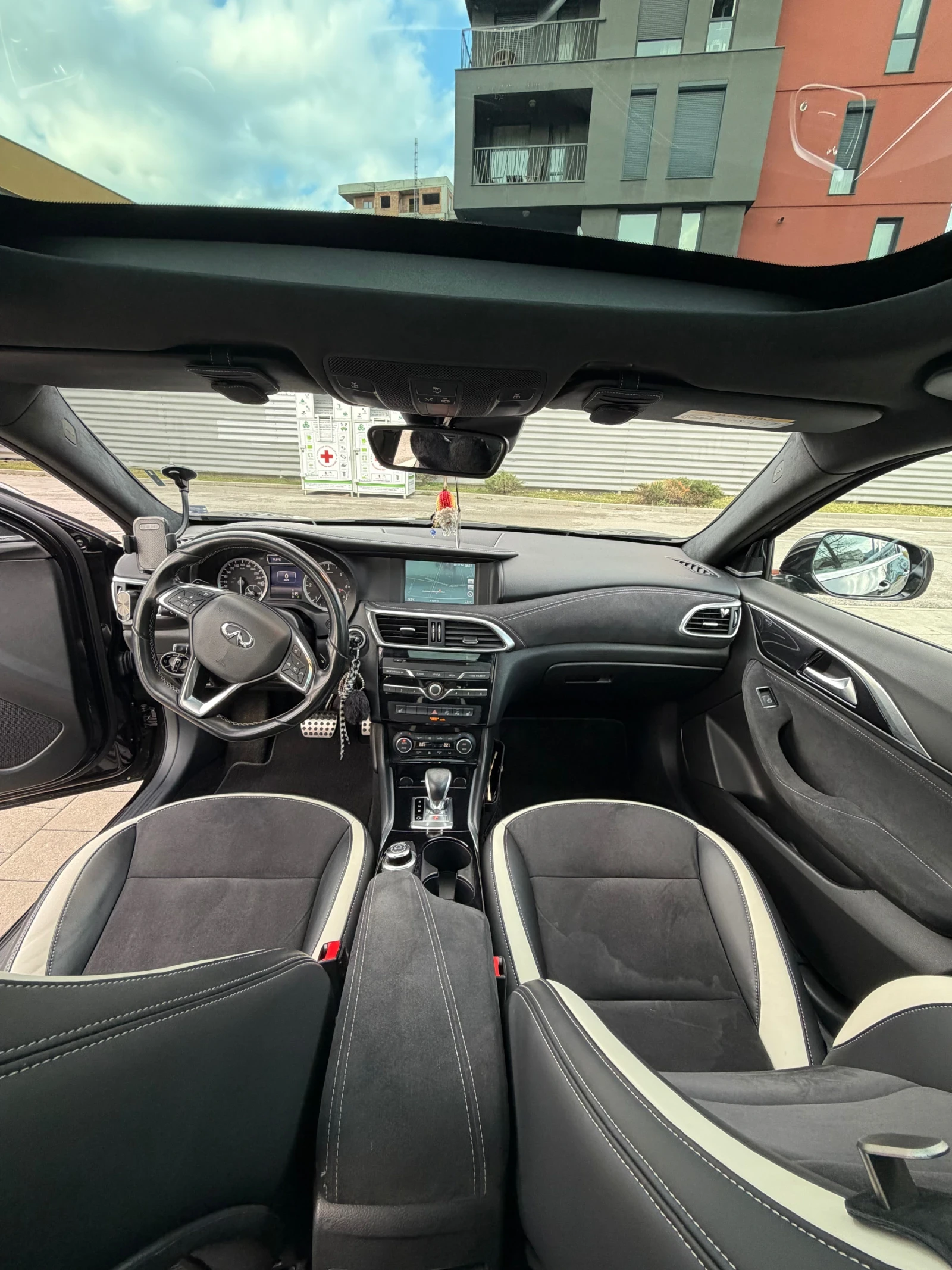 Infiniti Q30, снимка 5 - Автомобили и джипове - 54172953