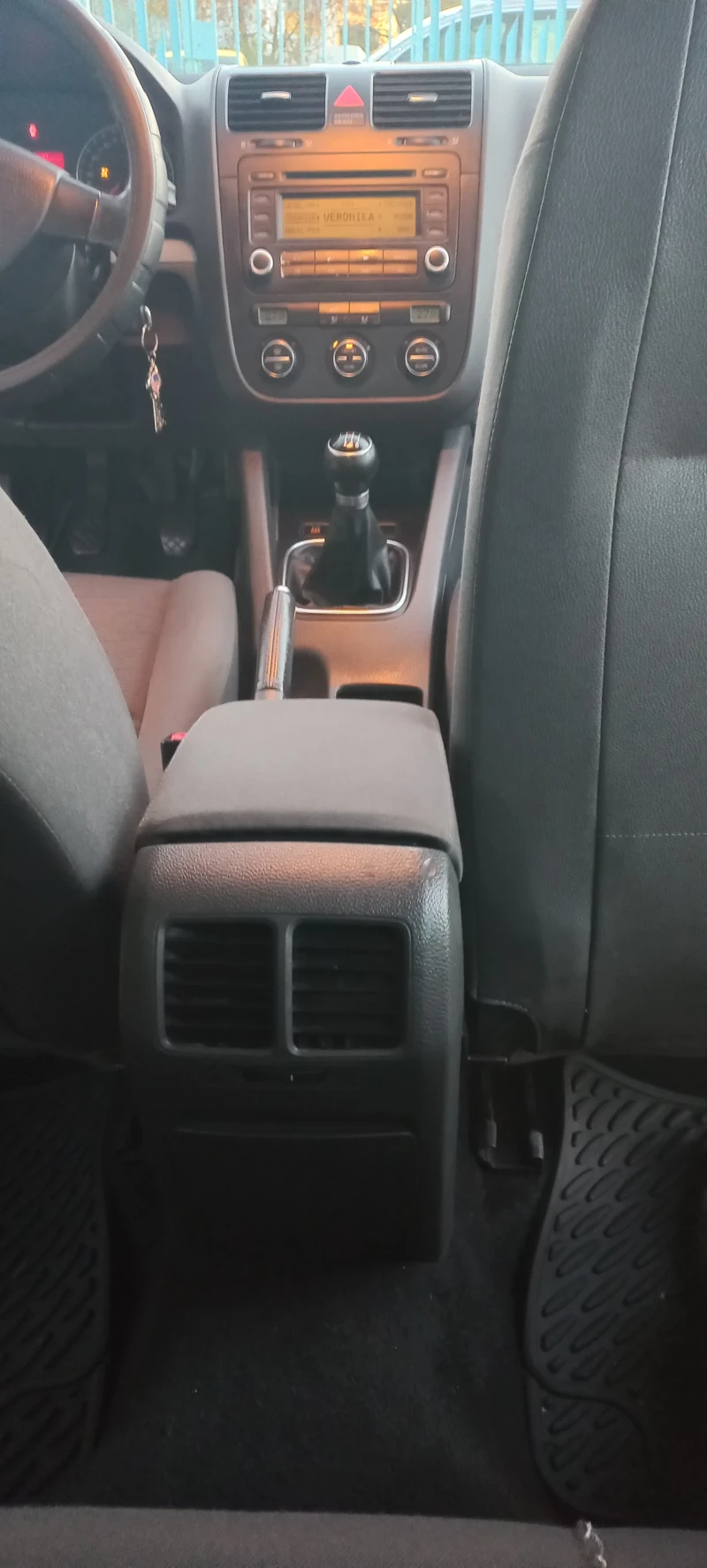 VW Golf 1.6 fsi, снимка 5 - Автомобили и джипове - 53111367