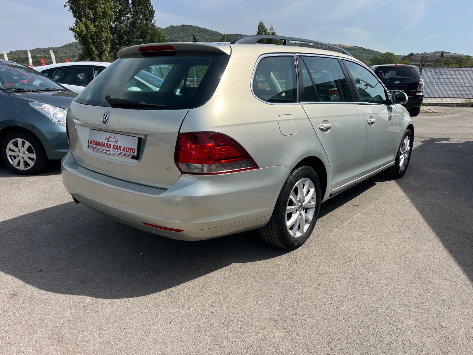 VW Golf 1.6TDI 105 к.с Автомат - изображение 4